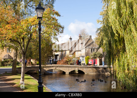 Das Motormuseum im Cotswold-Dorf Bourton on the Water, Gloucestershire, Großbritannien Stockfoto