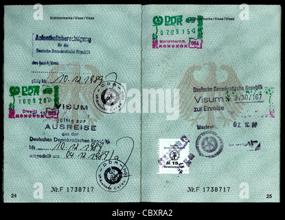 Reisepass der Bundesrepublik Deutschland mit der Bemerkung ein Aufenthaltsrecht in der DDR und die Visa der Polizei. Stockfoto