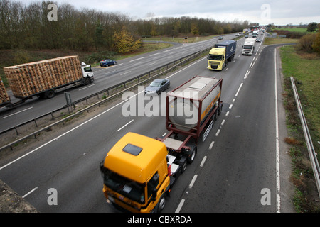 DER VERKEHR AUF DER AUTOBAHN A14 IN CAMBRIDGE Stockfoto