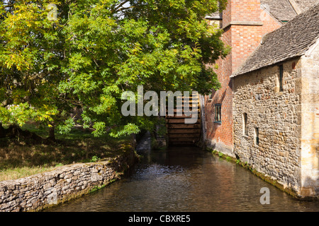 Die alte Mühle in Cotswold Dorf von Lower Slaughter, Gloucestershire Stockfoto