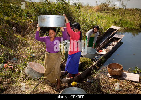 Indien, Manipur, Imphal, Loktak See, Sendra Insel Angeln Dorffrauen Übertragung ans Ufer zu fangen Stockfoto