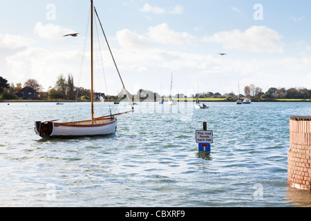 Flut überschwemmt die Straße in Bosham, West Sussex. Hier hat König Canute (Knut) den Ruf, die Flut zurück gesagt haben. Stockfoto