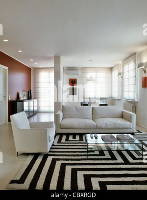 weiße Sofas und schwarzen und weißen Teppich für moderne Wohnzimmer Stockfoto