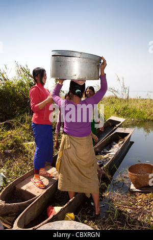 Indien, Manipur, Imphal, Loktak See, Sendra Insel Fischerdorf, Übertragung von Frauen fangen an Land Stockfoto