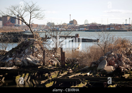 Die verlassenen u-Boot-Questar I, Mitte, unter den verbrannten Überresten von verlassenen Booten Wurf die Küstenlinie von Coney Island Creek Stockfoto