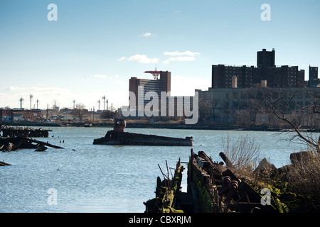 Die verlassenen u-Boot-Questar I, Mitte, unter den verbrannten Überresten von verlassenen Booten Wurf die Küstenlinie von Coney Island Creek Stockfoto