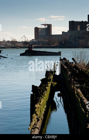 Die verlassenen u-Boot-Questar I, Mitte, unter den verbrannten Überresten von verlassenen Booten Wurf die Küstenlinie von Coney Island Creek Stockfoto