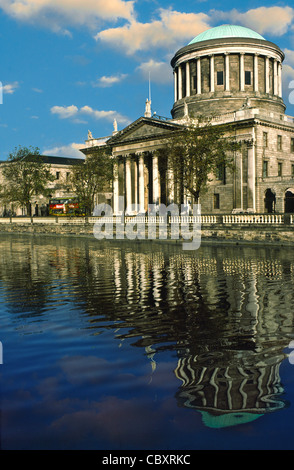 Das Four Courts abgeschlossen 1802, Irlands wichtigsten Gerichte Gebäude am Fluss Liffey Kai in Dublin, Irland Stockfoto