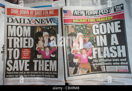 Kopien der hart umkämpften New York Daily News und die New York Post verwenden die gleiche Kopie-Foto auf der Titelseite Stockfoto