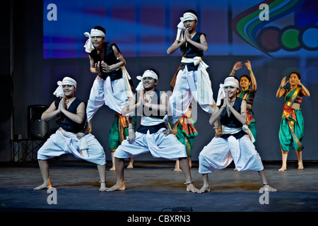 Asiatische indische Tanz Truppe auf der Bühne Tragen der Tracht. Indien Kinder. Stockfoto