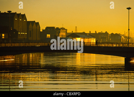 Am frühen Morgen Brücke Verkehr über den Fluss Liffey am Hafen von Dublin im Geschäft Bezirk von Dublin, Irland Stockfoto