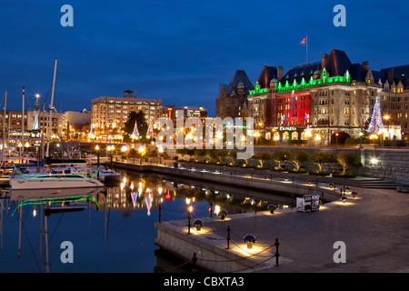 Fairmont Empress Hotel beleuchtet mit Weihnachtsbeleuchtung-Victoria, British Columbia, Kanada. Stockfoto