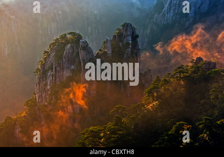 Chinas Huangshan (Yellow Mountain) von Lion Peak bei Sonnenaufgang mit Nordsee (Beihai) Nebel beleuchtet durch Sonnenlicht betrachtet. Stockfoto