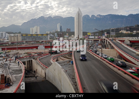 Bau der neuen Brücke zwischen Gonzalitos und Gomez Morin in Monterrey und San Pedro Garza Garcia Bauarbeiter. Stockfoto