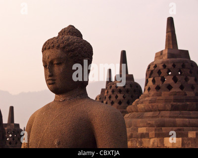 Buddha mit Stupas auf Borobudur-Tempel, Java, Indonesien Stockfoto