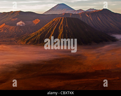 Bromo-Tengger-Semeru National Park in der Morgendämmerung von Mount Penanjakan betrachtet Stockfoto