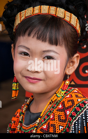 Toraja Mädchen in Tracht bei Trauerfeier in Torajaland (Tana Toraja), Süd-Sulawesi, Indonesien Stockfoto