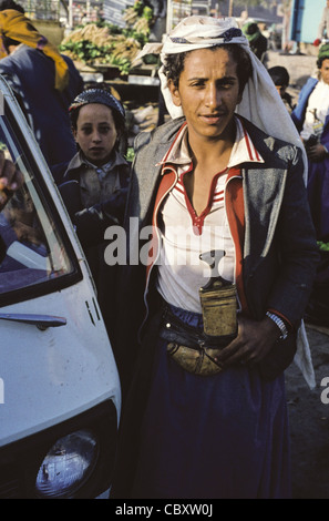 Porträt eines jungen jemenitischen Mannes trägt ein Jambiya in Sanaa, Jemen Stockfoto