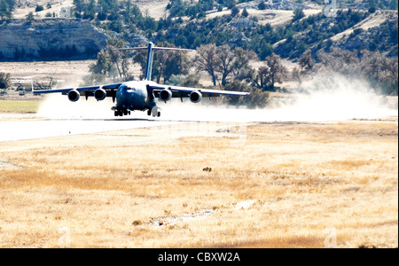 Ein C-17 Globemaster III von der McChord Air Force Base, Washington, landet auf dem Wyoming National Guard's Guernsey Army Airfield in Guernsey, Wyo, 17. Oktober 2009, während der offiziellen Eröffnung der aktualisierten Flugbahn, die nun in der Lage ist, die massiven Frachtflugzeuge zu handhaben. Die Landebahn kann nun bis zu 23 Flugzeuge mit festem Flügel parken, darunter drei C-17. Neben der zivil-militärischen Flugbahn verfügt Camp Guernsey auch über fast 70,000 Hektar Gelände und unterstützt etwa 65 Quadratmeilen begrenzten Luftraum bis zu 30,000 Fuß. Stockfoto