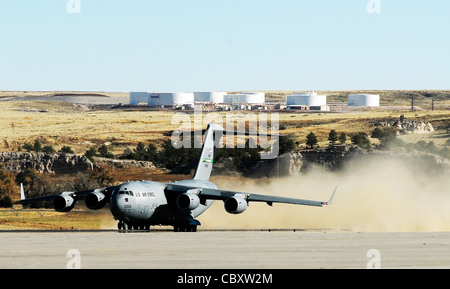 Ein C-17 Globemaster III von McChord Air Force Base, Washington, hebt vom Wyoming National Guard's Guernsey Army Airfield in Guernsey, Wyo, 17. Oktober 2009, während der offiziellen Eröffnung der aktualisierten Flugbahn ab, die jetzt in der Lage ist, das massive Frachtflugzeug zu handhaben. Die Landebahn kann nun bis zu 23 Flugzeuge mit festem Flügel parken, darunter drei C-17. Neben der zivil-militärischen Flugbahn verfügt Camp Guernsey auch über fast 70,000 Hektar Gelände und unterstützt etwa 65 Quadratmeilen begrenzten Luftraum bis zu 30,000 Gebühr Stockfoto