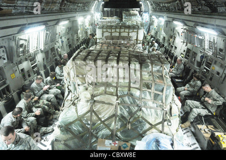 Ein Team für humanitäre Hilfe der Luftwaffe und ein Operationsteam für mobile Einsatzkräfte verließen die Yokota Air Base Japan, 5. Oktober 2009, auf dem Weg nach Padang, Indonesien, um den vom Erdbeben der Stärke 7.6 betroffenen Menschen medizinische Versorgung zu bieten. Eine C-17 Globemaster III Crew von Elmendorf Air Base, Alaska, transportierte das Team und 13 Paletten an Ausrüstung, die für die Unterstützung des Teams notwendig sind, das sich bis zu fünf Tage lang selbst trägt. Stockfoto