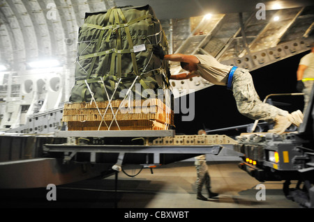 Airman 1. Klasse Andrew Dasilva lädt eine C-17 Globemaster III mit Container-Liefersystem bündelt 23. September 2009, auf einem Luftwaffenstützpunkt in Südwestasien. Die Bündel, die voll mit Vorräten für Marines sind, werden auf eine Basis in Afghanistan fallen. Airman Dasilva ist ein 8. Expeditionary Aircraft Maintenance Squadron Rampe Service Spezialist Stockfoto