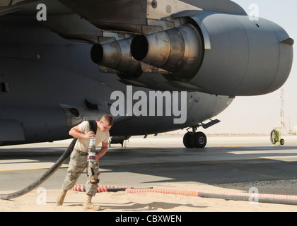 Senior Airman Alexander Andressi schleppt einen Betankungsschlauch von einem C-17 Globemaster III September 3, 2009, auf einer Luftbasis in Südwestasien. Airman Andressi ist ein Kraftstoffe-Verteilungsbetreiber mit dem 386th Expeditionary Logistics Readiness Squadron und wird von der Little Rock Air Force Base, Ark.. Stockfoto