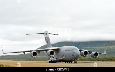 Ein C-17 Globemaster III aus dem 517th Airlift Squadron taxiert einen Dirt Air Strip 24. August in Donnelly Landing Zone, Alaska. Das Flugzeug und seine Besatzungen entsandt 120 Soldaten des 17. Kampfdienst-Unterstützungsbataillon auf Fort Richardson, Alaska, Donnelly während der Operation Arctic Response. Stockfoto