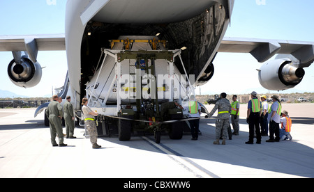 Flieger der 49. Logistik-Bereitschaftsschwadron helfen, NASA-Pad zu entladen Abbruch eines Crew-Moduls von einer Mississippi Air National Guard C-17 Globemaster III Aug. 19 auf der Holloman Air Force Base, N.M. Das Modul kam vom Dryden Flight Research Center, Edwards, Kalifornien, hierher. Das Orion-Programm wurde als Shuttle-Ersatzprogramm für die NASA in Rechnung gestellt und soll die nächste Generation von Astronauten ins All bringen. Stockfoto