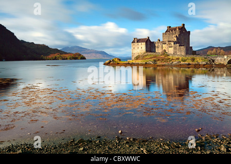 Eilean Donan Castle in der Nähe von Dornie in den schottischen Highlands. Stockfoto