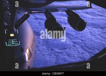 Ein C-17 Globemaster III Flugzeug zieht während einer Betankungsmission über dem Pazifik in Position, um Treibstoff von KC-135 Stratotanker Jul. 30 zu erhalten. Die Flugzeuge sind vom 452. Air Mobility Wing aus der March Air Reserve Base, Kalifornien. Stockfoto