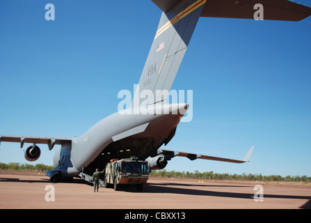 Ein Royal Australian Air Force E-One Titan wird im Juli 19 im Bradshaw Field Training Area, Australien, während der Talisman Sabre 2009 entladen. Der Feuerwehrwagen und ein sechsköpfiges Feuerwehrteam von drei US- und drei australischen Feuerwehrleuten wurden über C-17 Globemaster III. Abtransportiert Stockfoto