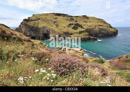 Tintagel Castle auf Tintagel Kopf gefangen genommen von der South West Coast path Stockfoto