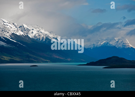 Wolken im zeitigen Frühjahr über Lake Wakatipu und die Berge in der Nähe von Queenstown, Neuseeland Stockfoto