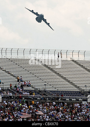 Ein C-17 Globemaster III führt einen Überflug vor der Heluva Good durch! NASCAR-Rennen 200 in Dover Downs 30. Mai in Delaware. Die C-17 wird von einem Flugpersonal der Dover Air Force Base, Del. Stockfoto