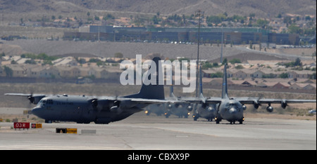 Mehrere C-130 Hercules bereiten sich auf den Start am 20. Mai auf der Nellis Air Force Base, Nev., vor, während sie an der Übung der Mobility Air Forces teilnehmen. Etwa 12 US-Luftwaffenstützpunkte nehmen zweimal im Jahr an der MAFEX an der US Air Force Weapons School Teil und testen die Fähigkeit der Besatzung von C-17 Globemaster IIIs und C-130s, sich zu einem bestimmten Zeitpunkt und an einem bestimmten Ort in Formation zusammenzuschließen, um eine Brigadestärke überall auf der Welt abzusetzen. Stockfoto