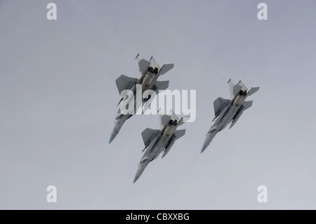 F-15 Adler, die dem 44. Expeditionskämpfer-Geschwader auf der Kadena Air Base, Japan, zugewiesen sind, fliegen am 23. März 2011 über Thailand, bevor sie während der Cope Tiger 2011, die vom 14. Bis 25. März läuft, ein Übungsszenario beginnen. Zu den Teilnehmern von Cope Tiger gehören die US Air Force, das U.S. Marine Corps, die Royal Thai Air Force, die Royal Thai Army und die Republic of Singapore Air Force. Stockfoto