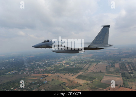 Ein F-15-Adler, der dem 44. Expeditionskämpfer-Geschwader auf der Kadena Air Base in Japan zugewiesen wurde, fliegt am 23. März 2011 über Thailand, nachdem er während der Cope Tiger 2011, die vom 14. Bis 25. März läuft, ein Übungsszenario abgeschlossen hat. Zu den Teilnehmern von Cope Tiger gehören die US Air Force, das U.S. Marine Corps, die Royal Thai Air Force, die Royal Thai Army und die Republic of Singapore Air Force. Stockfoto