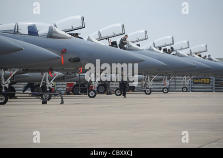 F-15 Adlerpiloten, die dem 44. Expeditionary Fighter Squadron auf der Kadena Air Base, Japan, zugewiesen sind, bereiten sich darauf vor, am 23. März 2011 von der Korat Royal Air Force Base, Thailand, abzureisen, um an einem Übungsszenario während der Cope Tiger 2011 teilzunehmen, die vom 14. Bis 25. März läuft. Zu den Teilnehmern von Cope Tiger gehören die US Air Force, das U.S. Marine Corps, die Royal Thai Air Force, die Royal Thai Army und die Republic of Singapore Air Force. Stockfoto