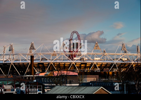 Olympiastadion gesehen von Hackney Wick, E9, London, Vereinigtes Königreich Stockfoto