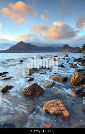 Der Black Cuillin Hills auf der Isle Of Skye kurz vor Sonnenuntergang von Felsen in der Nähe von Elgol erfasst Stockfoto