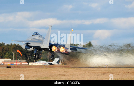 Ein F-15 Adler hebt von der Barnes Air National Guard Base, Mass., während er an einer Trainingsmission 21. Oktober 2010 teilnimmt. Der 104. Fighter Wing der Massachusetts Air National Guard bietet Alarmunterstützung für die Luftsouveränität und schützt den Nordosten der Vereinigten Staaten. Stockfoto