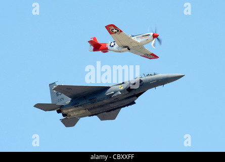 Ein F-15E Strike Eagle und P-51 Mustang führen am 15. August 2010 einen Heritage Flight auf der Abbotsford International Air Show in British Columbia durch. Die F-15E ist dem 4. Jagdflügel der Seymour Johnson Air Force Base, N.C. zugeordnet Stockfoto