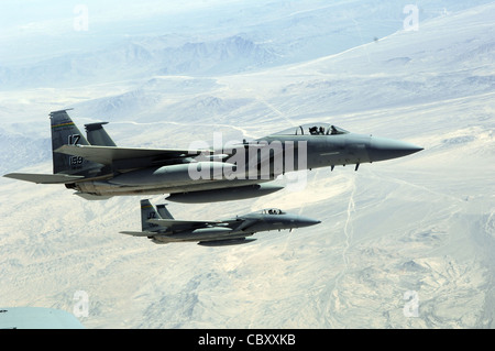 Ein Paar F-15 Adler mit dem 159th Fighter Wing fliegen in Flügelspitzenform vom Flügel eines KC-135 Stratotankers während einer Tankmission am 22. Oktober 2009 über Chile. Die chilenische Luftwaffe beherbergte die Vereinigten Staaten, Brasilien, Argentinien und Frankreich während der Übung Saliter, einer multinationalen Übung, die sich auf Interoperabilität konzentriert. Stockfoto