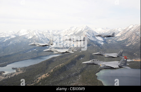 Eine Sechsschiffformation aus F-15C Eagle und F-15E Strike Eagles fliegt über die Sawtooth Mountains in Idaho 13. Oktober 2009. Die Flugzeuge werden dem 366th Fighter Wing auf der Mountain Home Air Force Base, Idaho, zugewiesen. Stockfoto