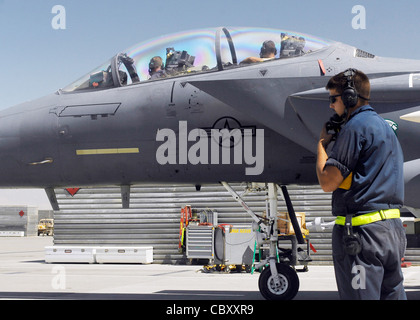 Senior Airman Matthew Jones (Vordersitz) und Staff Sgt. Robert Burton (Rücksitz) sitzt bei einer Inspektion in einem F-15E Strike Eagle auf dem Bagram Airfield, Afghanistan, um zu überprüfen, ob die Flugkontrollen ordnungsgemäß funktionieren. Während des Tests bleiben sie in ständiger Kommunikation mit Senior Airman Daniel Scerri (am Boden). Alle drei Airmen stammen aus dem 336. Expeditionary Fighter Squadron und werden von der Seymour Johnson Air Force Base, N.C. eingesetzt Stockfoto