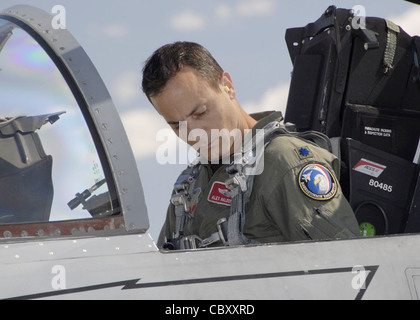 LT. Col. Alex Haldapolus führt letzte Kontrollen durch, bevor er von der Nellis Air Force Base, Nev., 25. August für eine Red Flag Trainingsmission abfliegt. Red Flag bietet Piloten und Bodenbesatzungen Training in tatsächlichen Kriegszeiten Szenarien, um ihre Kampfkünste zu erhöhen. Colonel Haldapolus ist ein F-15 Eagle Pilot mit dem 104. Kampfflügel der Massachusetts Air National Guard auf der Barnes Air National Guard Base in Westfield, Mass. Stockfoto