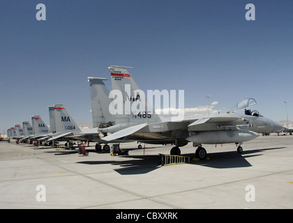 F-15 Adler vom 104. Kampfflügel der Massachusetts Air National Guard auf der Barnes Air National Guard Base in Westfield, Mass., standen auf der Nellis Air Force Base, Nev., 25. August, während sie an einer Red Flag Übung teilnahmen. Red Flag bietet Piloten und Bodenbesatzungen Training in tatsächlichen Kriegszeiten Szenarien, um ihre Kampfkünste zu erhöhen. ( Stockfoto