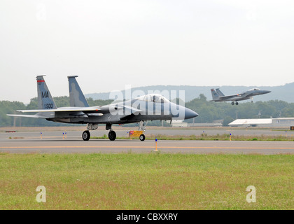 F-15 Adler von der Massachusetts Air National Guard 104th Fighter Wing fliegen Trainingsmissionen von Barnes Air National Guard Base in Westfield, Mass., in Vorbereitung auf die Übung RED FLAG. Stockfoto