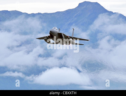 Ein F-15 Eagle hebt im Juli 28 von der Elmendorf Air Force Base, Alaska, ab, während er an Red Flag - Alaska teilnimmt. Red Flag - Alaska ist eine Kommandant-basierte Feldtraining Übung der Pacific Air Forces für US-Koalitionskräfte. Stockfoto